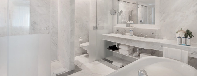 070-suite-majestic-bano-de-marmol-con-ducha-y-banera-lujo.jpg