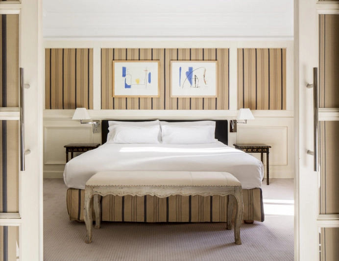 000-suite-cama-king-en-dormitorio-de-lujo-con-salon-sofa-cama-y-aseo-de-cortesia.jpg