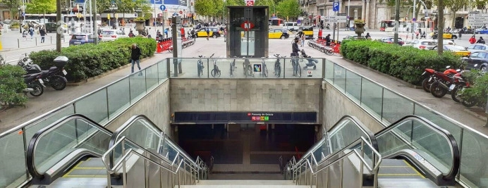 01-entrance-to-subway-passeig-de-gracia-station-gran-via-passeig-de-gracia-barcelona-catalonia-spain-1.jpg